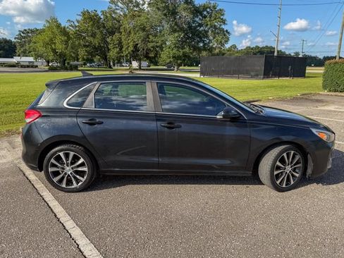 Used 2018 Hyundai Elantra GT FWD image 3