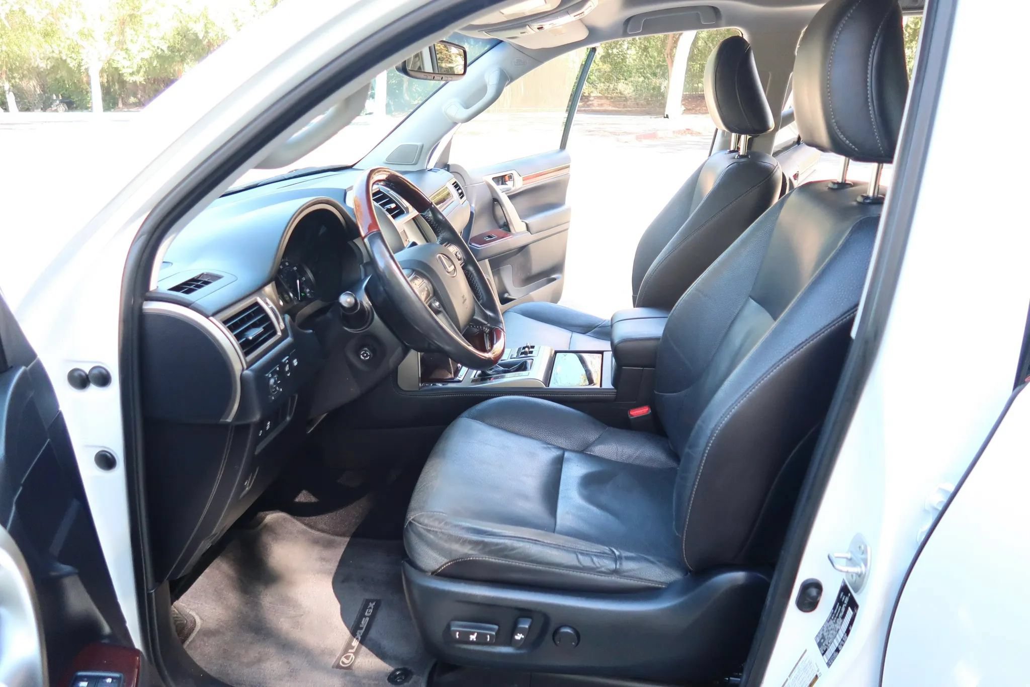 Used 2016 Lexus GX 460 w/ Premium Package AWD/4WD image 12