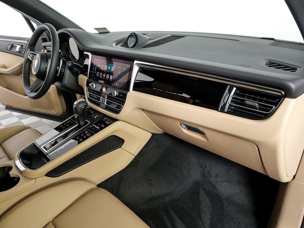 Certified 2026 Porsche Macan AWD/4WD image 23