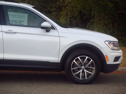 Used 2018 Volkswagen Tiguan SE w/ Panoramic Sunroof Package image 22