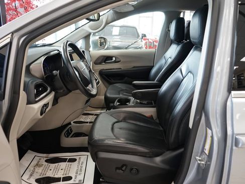 Used 2021 Chrysler Pacifica Touring-L w/ Uconnect Theater Family Group AWD/4WD image 28