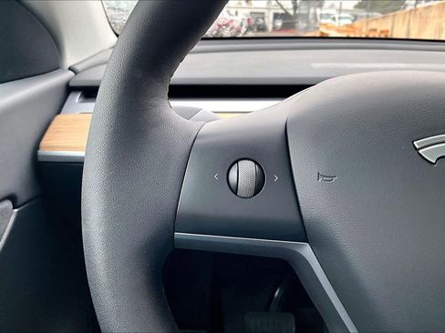 Used 2021 Tesla Model Y Long Range image 23