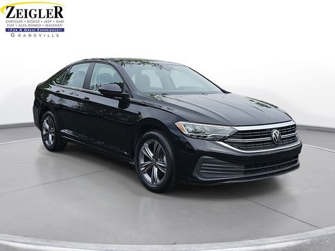 Used 2024 Volkswagen Jetta SE FWD image 3