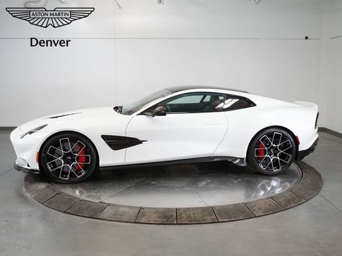 Used 2025 Aston Martin Vanquish image 2