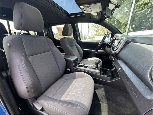 Used 2016 Toyota Tacoma TRD Sport w/ Premium & Technology Package AWD/4WD image 15