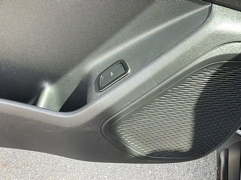 Used 2025 Chevrolet Traverse LT image 26