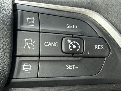 Used 2023 Jeep Grand Cherokee L Laredo image 32