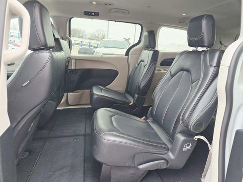 Used 2024 Chrysler Pacifica Touring-L image 13