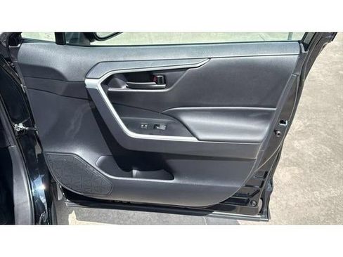 Certified 2025 Toyota RAV4 LE AWD/4WD image 33