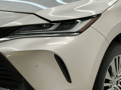 Used 2023 Toyota Venza Limited image 4