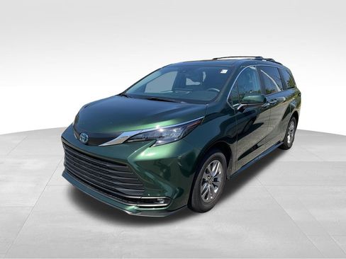 Used 2025 Toyota Sienna XLE image 4