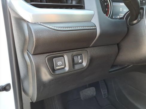 Used 2023 GMC Acadia SLT image 17