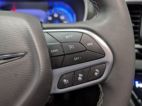 Used 2025 Chrysler Pacifica Select image 18