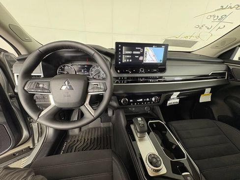 Used 2026 Mitsubishi Outlander SE FWD image 6