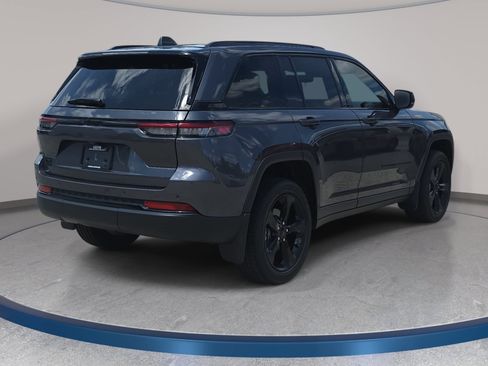 Used 2023 Jeep Grand Cherokee Altitude AWD/4WD image 6