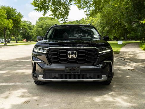 Used 2023 Honda Pilot Touring image 3
