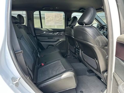 Used 2023 Jeep Grand Cherokee Altitude AWD/4WD image 11
