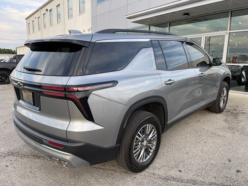 Used 2026 Chevrolet Traverse LT FWD image 3