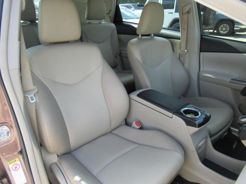 Used 2017 Toyota Prius V Five FWD image 9