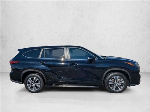 Used 2023 Toyota Highlander XLE image 4