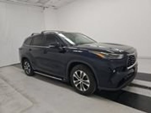 Certified 2024 Toyota Highlander XLE AWD/4WD image 3
