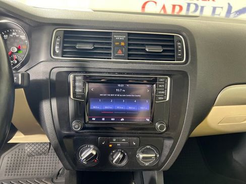 Used 2017 Volkswagen Jetta SE image 18
