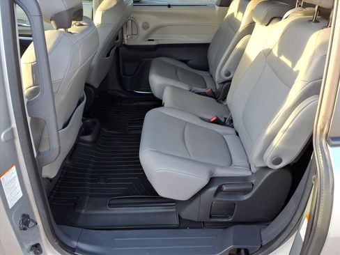 Certified 2022 Toyota Sienna XLE image 14