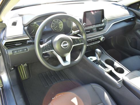Used 2025 Nissan Altima 2.5 SV FWD image 8