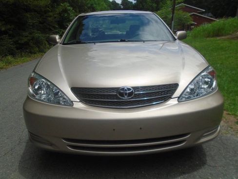Used 2004 Toyota Camry LE FWD image 2