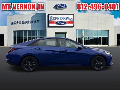Used 2023 Hyundai Elantra SEL w/ Preferred Accessory Package FWD image 5