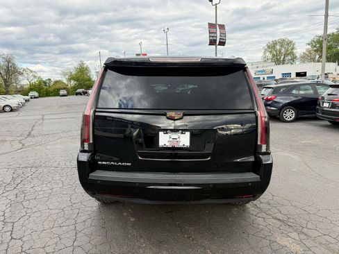 Used 2017 Cadillac Escalade Luxury AWD/4WD image 6