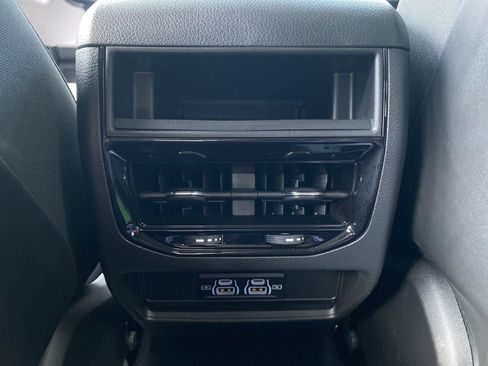 Used 2023 Jeep Grand Cherokee Laredo image 12