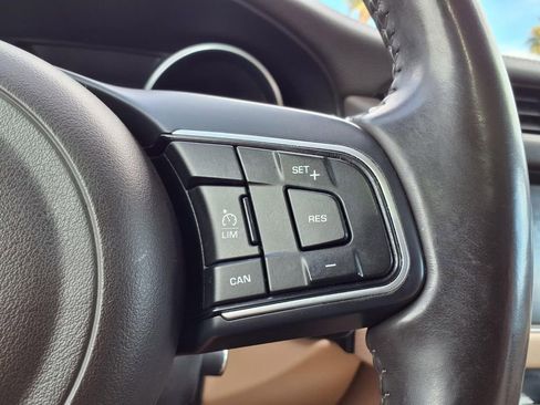 Used 2018 Jaguar XF Premium image 30