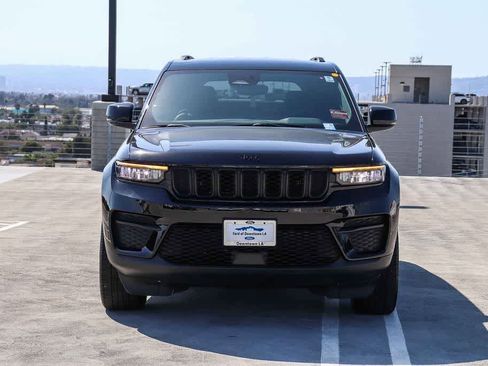 Used 2023 Jeep Grand Cherokee Altitude RWD image 2