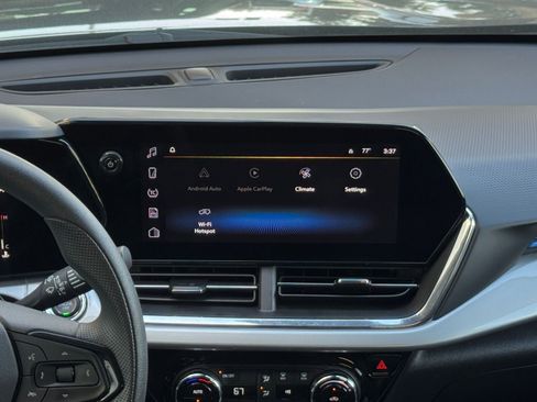 Used 2025 Chevrolet Trax LT image 17