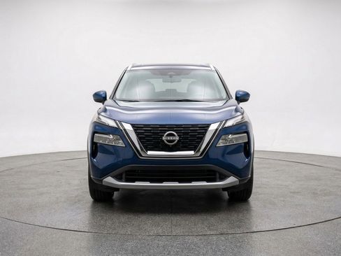 Used 2025 Nissan Rogue SV image 2