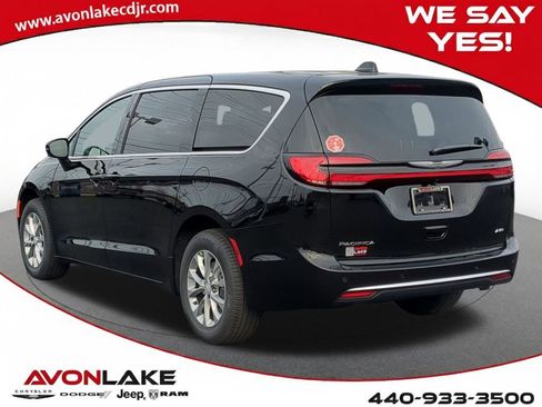 New 2026 Chrysler Pacifica Select image 4