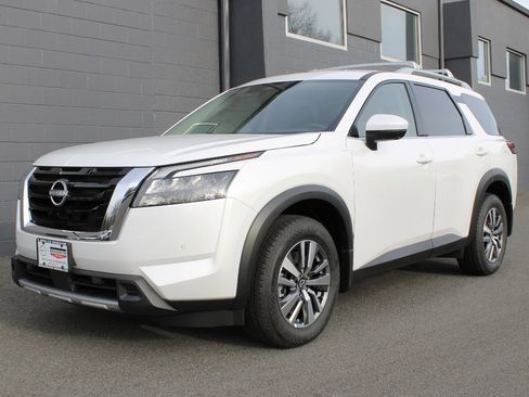 New 2025 Nissan Pathfinder SL image 1