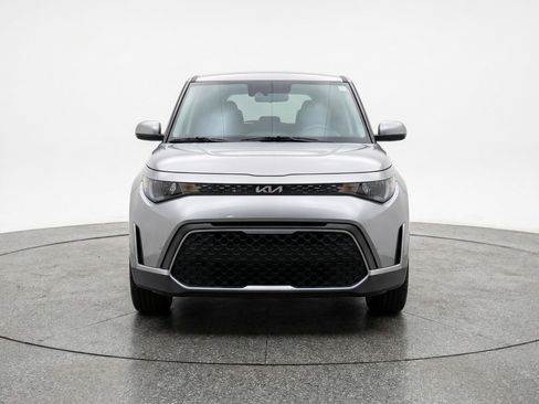 Used 2025 Kia Soul LX w/ LX Technology Package FWD image 2