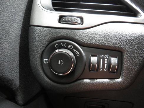 Used 2019 Jeep Cherokee Latitude Plus FWD image 25