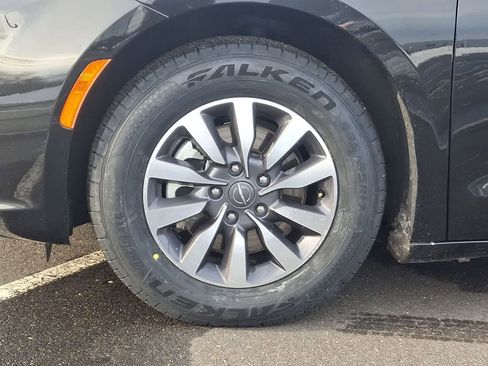 Used 2024 Chrysler Pacifica Select image 29