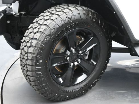 Used 2022 Jeep Wrangler Unlimited Sahara AWD/4WD image 22