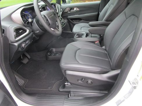 New 2027 Chrysler Pacifica Select w/ Family Tech Group FWD image 27
