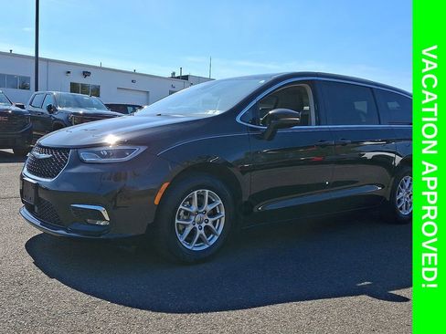 Used 2024 Chrysler Pacifica Touring-L FWD image 3