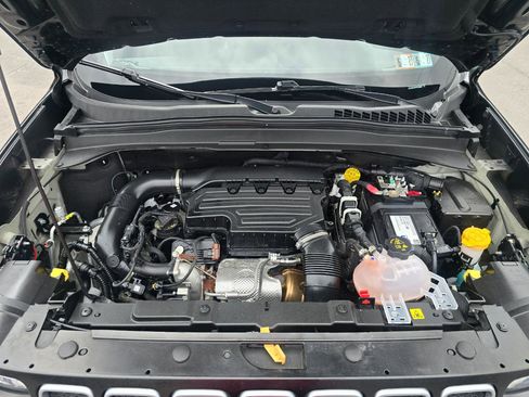 Used 2023 Jeep Renegade Latitude AWD/4WD image 18