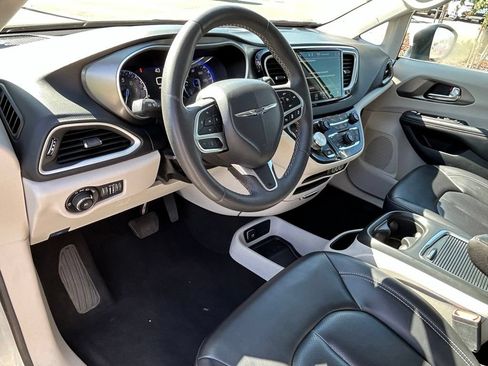 Used 2023 Chrysler Pacifica Touring-L FWD image 16