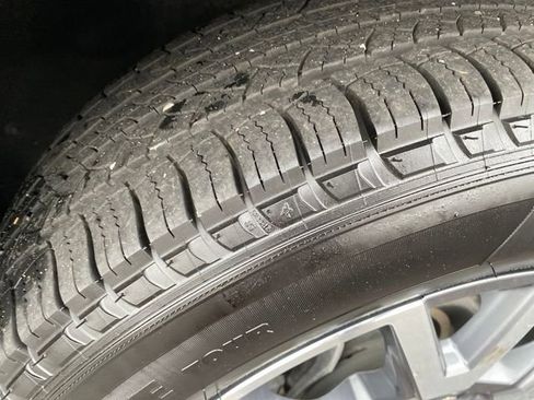 Used 2023 GMC Acadia SLT image 23