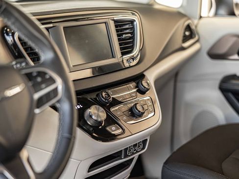 Used 2022 Chrysler Voyager LX image 22