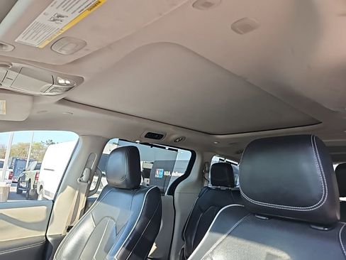 Used 2023 Chrysler Pacifica Limited image 17