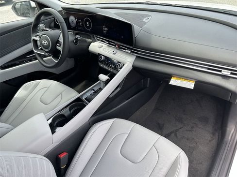 New 2025 Hyundai Elantra Limited image 18